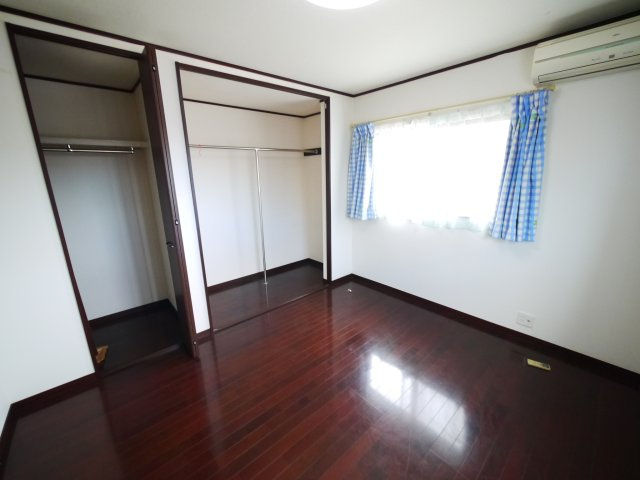 東金市士農田　中古戸建の洋室|平成18年4月築 土地約95坪オール電化 車駐車4台可カーポート付き リビング約26帖スケルトン階段