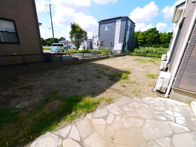 東金市士農田　中古戸建の庭|平成18年4月築 土地約95坪オール電化 車駐車4台可カーポート付き リビング約26帖スケルトン階段