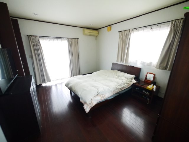 東金市士農田　中古戸建の居間・リビング|平成18年4月築 土地約95坪オール電化 車駐車4台可カーポート付き リビング約26帖スケルトン階段