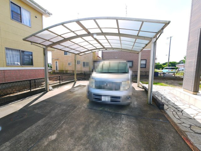 東金市士農田　中古戸建の駐車場|平成18年4月築 土地約95坪オール電化 車駐車4台可カーポート付き リビング約26帖スケルトン階段