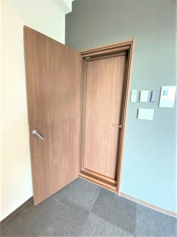 「防音マンション」ラシクラス目白通りの内装|防音室の入り口は二重扉で仕切られています。