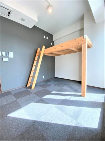 「防音マンション」ラシクラス目白通りの洋室|Bluetooth仕様のスピーカーも付いています。接続すればすぐにでも使用可能です。右上は24時間稼働の換気口です。