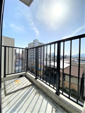 「防音マンション」ラシクラス目白通りのバルコニー|暖かな日差しのふりそそぐバルコニー