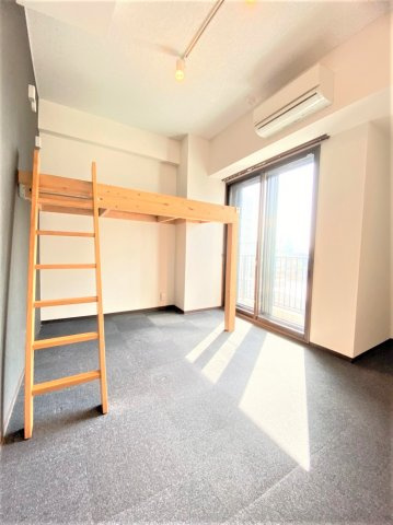 「防音マンション」ラシクラス目白通りの居間・リビング|居室は防音床、防音壁、防音天井となっており、コンクリートの厚みは１８０㎜と、まさに楽器を演奏するためにつくられた24時間楽器演奏可能の防音室です。