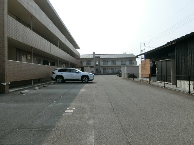 アールブランＥの駐車場