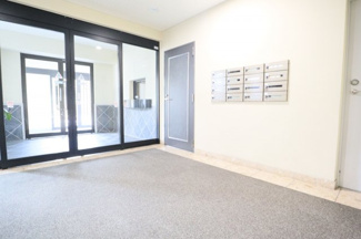 【エントランス】 | エントランスはシンプルで清潔感があり、いつもきちんと管理されています