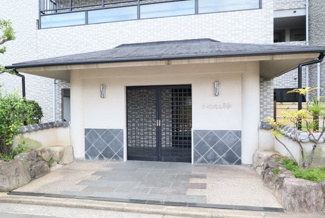 【エントランス】 | 少し和風の入り口が印象的なエントランスです