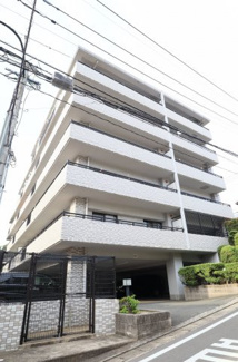 【外観】 | 西鉄平尾駅まで徒歩16分。駅からの帰り道にスーパーもあり、帰りに買い物に立ち寄るのに便利です！ 敷地内駐車場に空きがあるので、車をお持ちの方でも安心です