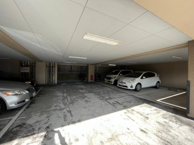 オスプリー塩屋の駐車場