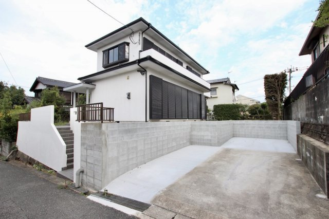 小郡市津古戸建ての駐車場|大容量のシューズボックスのおかげで玄関もスッキリ
機能的で心地いいおもてなし空間を演出してくれます