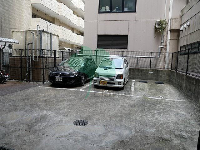 エンクレスト天神南の駐車場