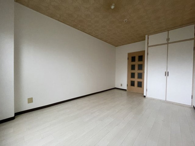 【居間・リビング】 | 第一嵯峨ハイツ | 明るくてきれいなお部屋です。