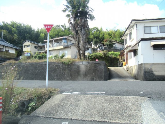 津山市小原　売土地64坪の前面道路含む現地写真