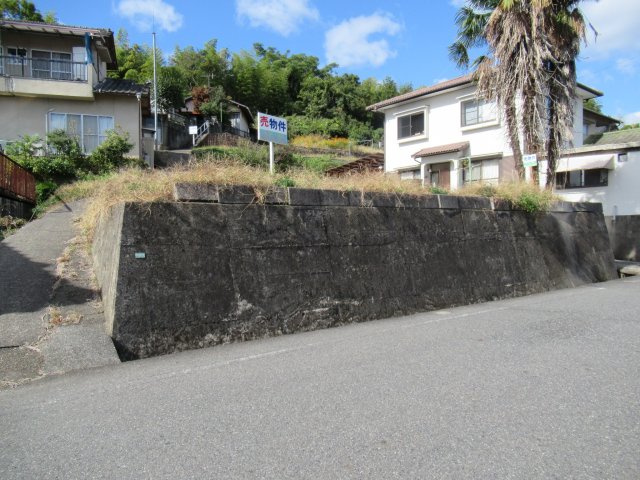 津山市小原　売土地64坪の前面道路含む現地写真