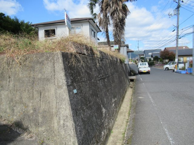 津山市小原　売土地64坪の前面道路含む現地写真