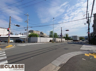 【前面道路含む現地写真】 | 宇治市宇治戸ノ内　売土地　建築条件付き | 南・東向きにつき陽当り良好です。間口広々南側16.2ｍ、東側9.9ｍございますので駐車もラクラク！周辺にお買い物施設充実しております！　　　　
