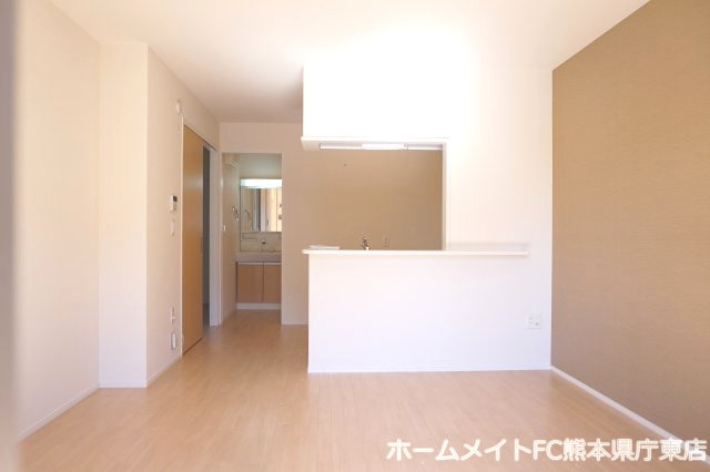 熊本市南区田井島３丁目のアパートの居間・リビング