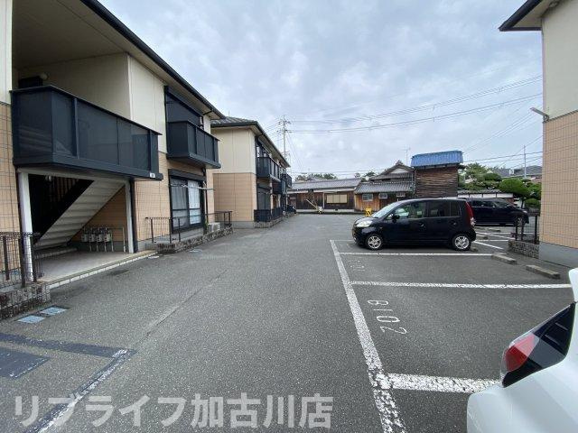 加古川市尾上町口里のアパートの駐車場