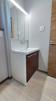 【独立洗面台】 | 新築建売　盛岡市南仙北 | 三面鏡付き洗面化粧台は、洗面周りの小物を収納でき生活感が出にくいです。