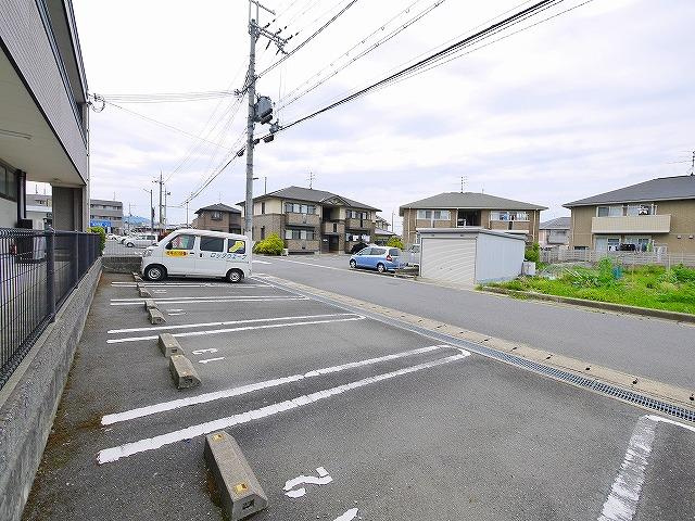 エフ・アヴェニールの駐車場|駐車場があるので、車を買う予定の方も安心です