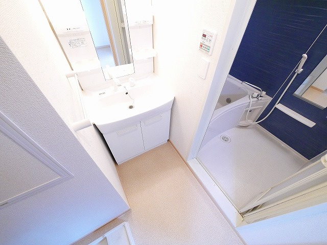 フィオーレ小泉の洗面所|明るい洗面所です