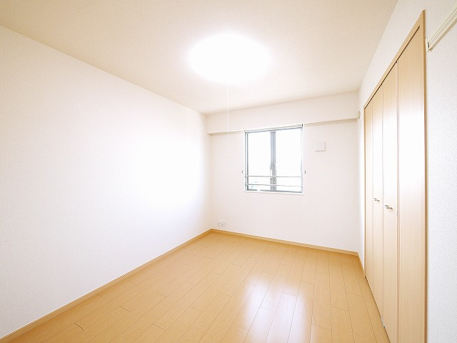 フィオーレ小泉の洋室|明るい洋室です