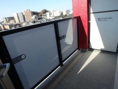 【バルコニー】 | ザ・テラスコート英 | ※308参考写真・外からの目が気にならないバルコニーで洗濯物が干せます