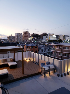 【その他共用部分】 | ザ・テラスコート英 | 屋上バルコニーではご家族、ご友人とパーティーが出来ます♪