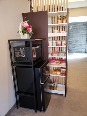 【その他共用部分】 | ザ・テラスコート英 | ラウンジ　カップ麺・菓子類が用意されており召し上がることが出来ます！　※別途料金要