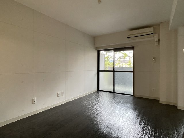 イーストアベニューの居間・リビング|エアコン付きのDK8.4帖