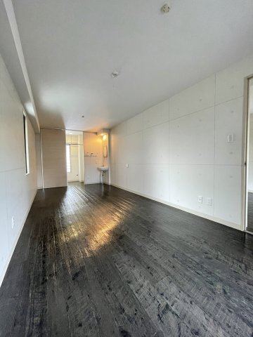 イーストアベニューの洋室|広々としたフローリングの洋室12.3帖