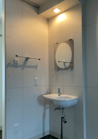 イーストアベニューの洗面所|タオルかけ付きの洗面台