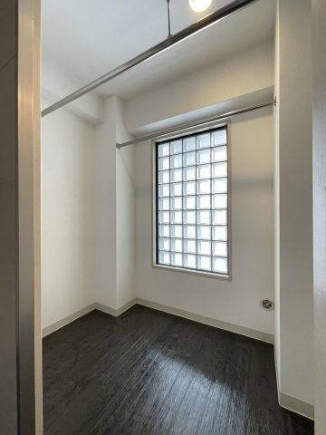 イーストアベニューの収納|大容量のウォークインクローゼット　窓があり日が差します