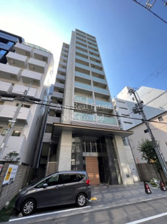 【外観】 | 天井高の大きなエントランスが特徴的な外観のマンションです♪