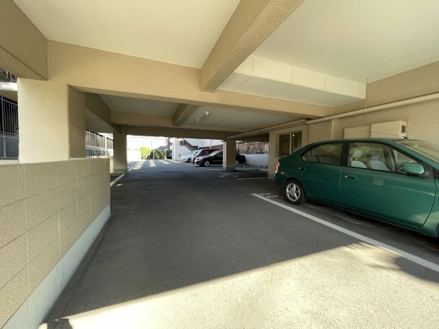 井尻ロジュマンの駐車場