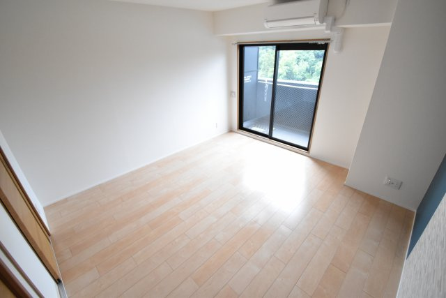 モノトーン難波の寝室