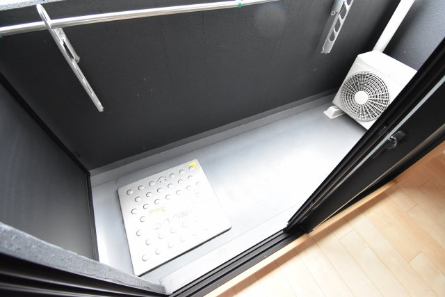 モノトーン難波のバルコニー