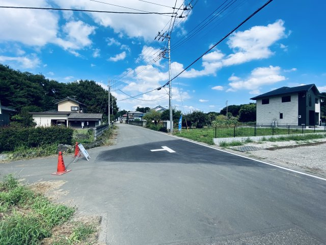 川越市安比奈新田　売地の前面道路含む現地写真|北西側約6.0ｍ公道