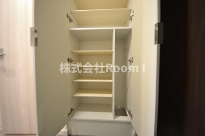 【玄関】 | プレサンス松屋町ヴィゴラス | 収納もある玄関です
