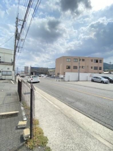 売土地　上安2丁目の前面道路含む現地写真