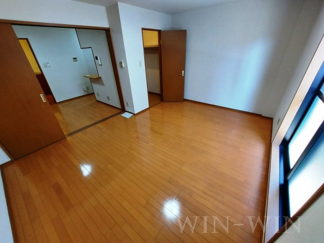 ブロードタウン神野 E 棟の寝室