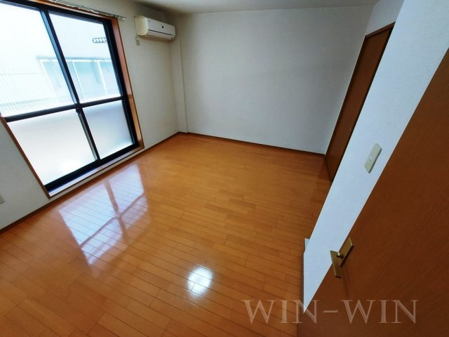 ブロードタウン神野 E 棟の寝室