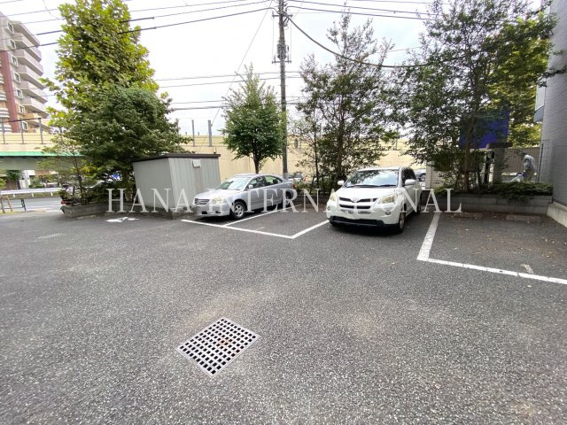 ウィステリア神田の駐車場