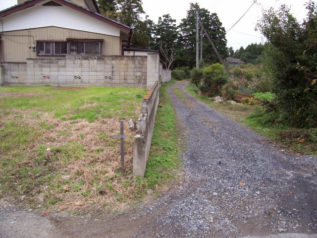 東松山市下唐子 土地102坪の前面道路含む現地写真|東側約3ｍ公道に約25ｍ接道