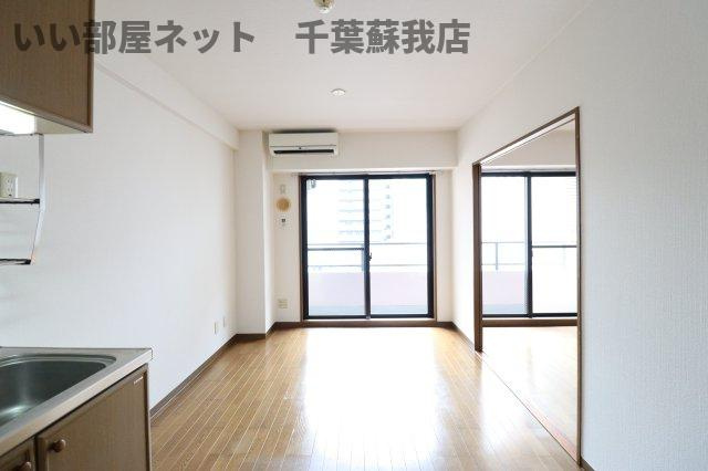 ASAJIビルの居間・リビング|こちらのリビングで趣味の時間をお楽しみください