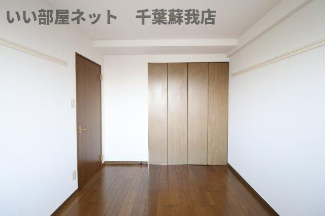 ASAJIビルの居間・リビング|ハンガーラック付きと棚付きの収納スペース！