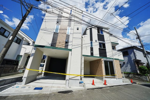 【横浜市保土ケ谷区常盤台47-7新築戸建て１号棟】★仲介手数料無料★（常盤台小学校・保土ヶ谷中学校）の外観|愛車に嬉しいビルトインガレージ付き。