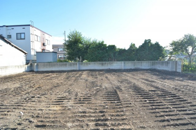 【外観】 | 黒石市東新町土地 | 南側には、ブロック塀が建っています。