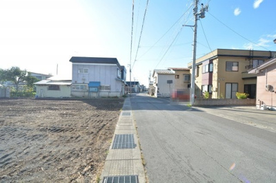 【前面道路含む現地写真】 | 黒石市東新町土地 | 流雪溝