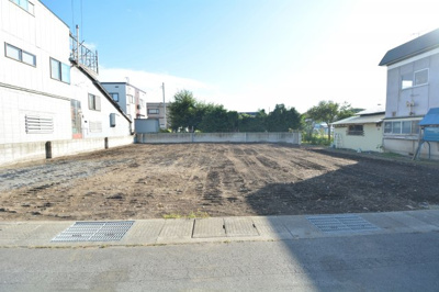 【外観】 | 黒石市東新町土地 | 道路に流雪溝があるので冬は楽です。